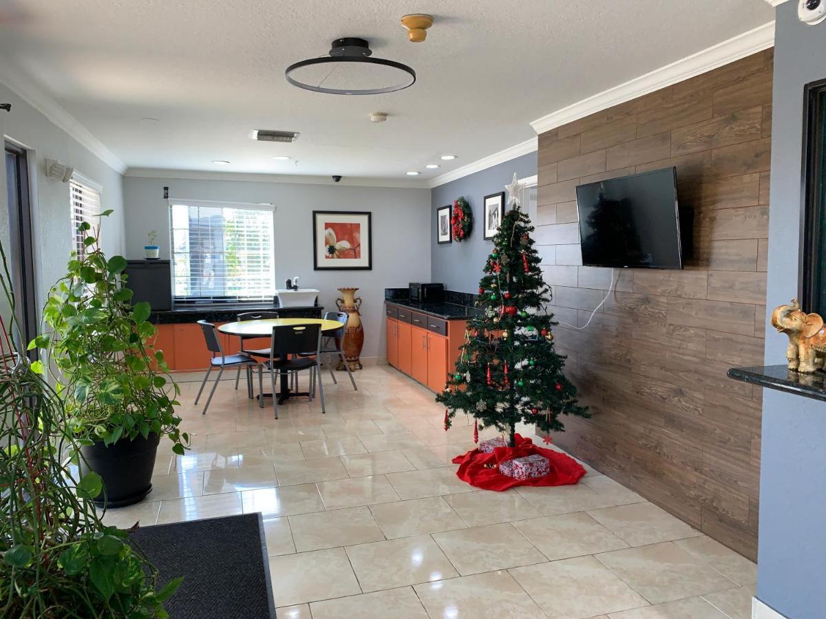 Sunrise Inn & Suites Ченълвю Екстериор снимка
